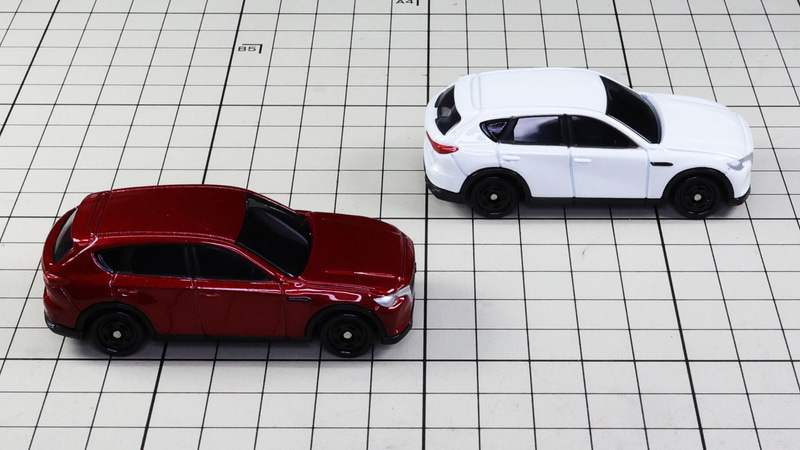 リア：ハッチバックが大きく開きそう（トミカでは開きません）