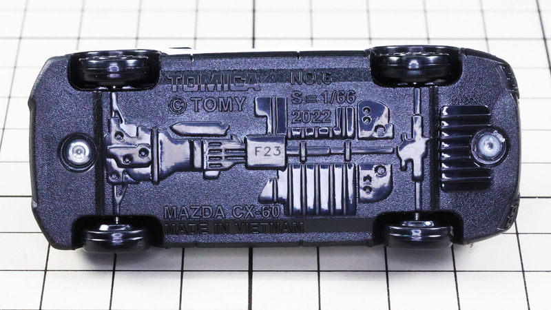 底面：FRベースのAWD（全輪駆動）レイアウトだとわかるモールドがあります