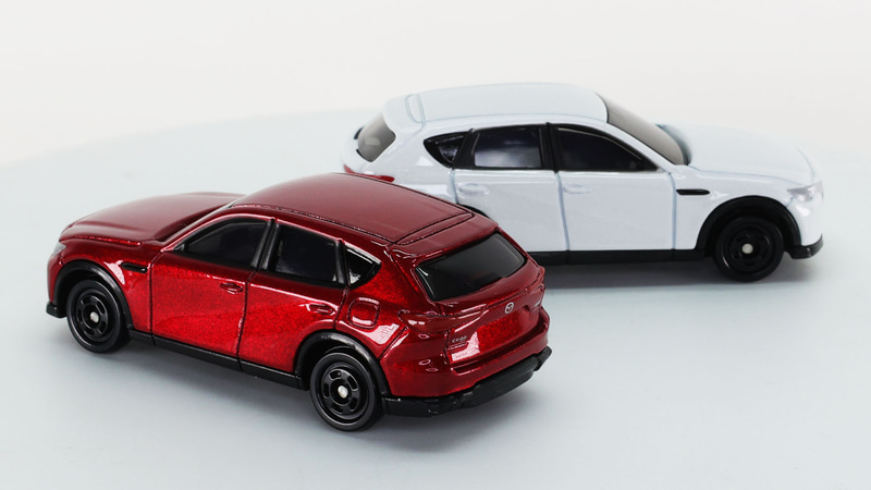 深みのあるマツダレッドを塗装で再現しています