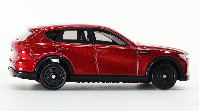 サイドはフロントからの流れを上へ流し、下からのラインをリアへ流すことで力強さと流麗さを表現します