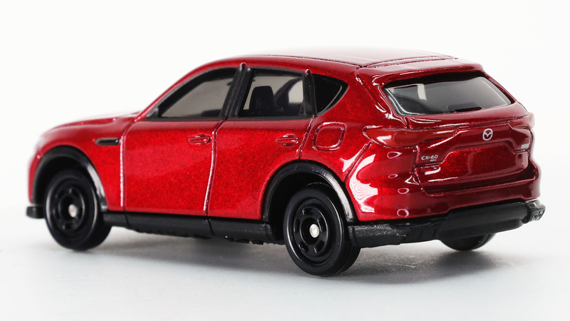 リアは複雑な抑揚をもったディテールとなっています