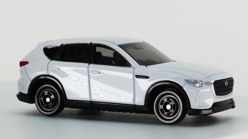 フロントフェンダー後端のオーナメントも塗装で再現されています