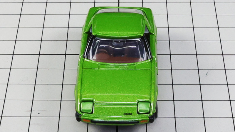 フロント：走ることに特化して平滑で広いボンネットフードとリトラクタブルライトが特徴