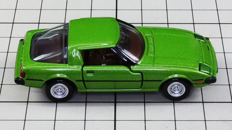 リア：空力考慮の絞り込まれたリアガラス