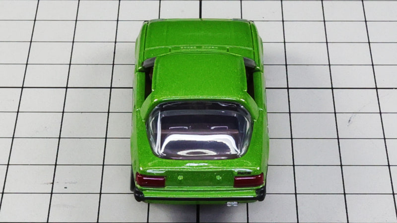 リア：空力考慮の絞り込まれたリアガラス