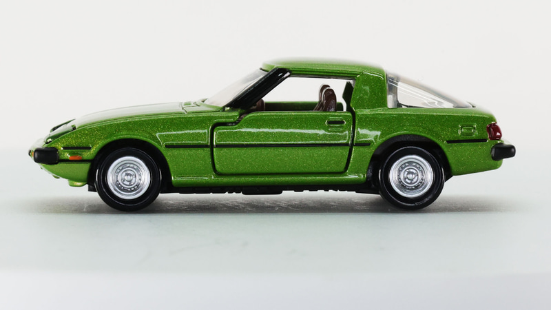 とにかく低く押さえこまれたノーズが特徴的