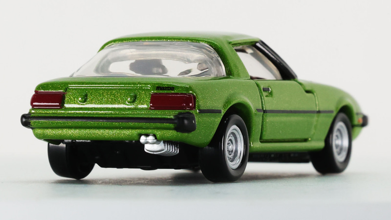 マフラーはタイコを含めてシルバーで再現