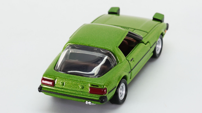 リトラクタブルライトのおかげで前面投影面積を少なくでき、空力特性向上につながります