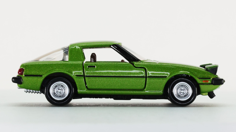 リトラクタブルライトのおかげで前面投影面積を少なくでき、空力特性向上につながります