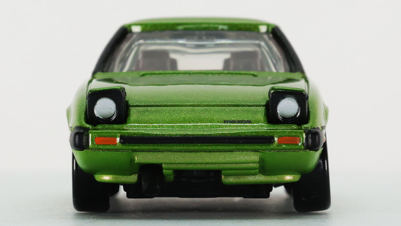 ヘッドライトはシルバーで塗装、左に寄った“MAZDA”のロゴの印刷もあります