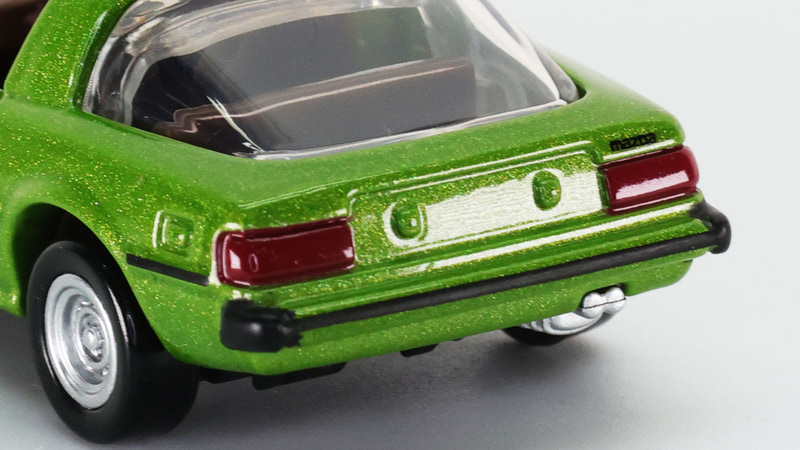 リアコンビランプはレッドの塗装、リアにもロゴが印刷されています