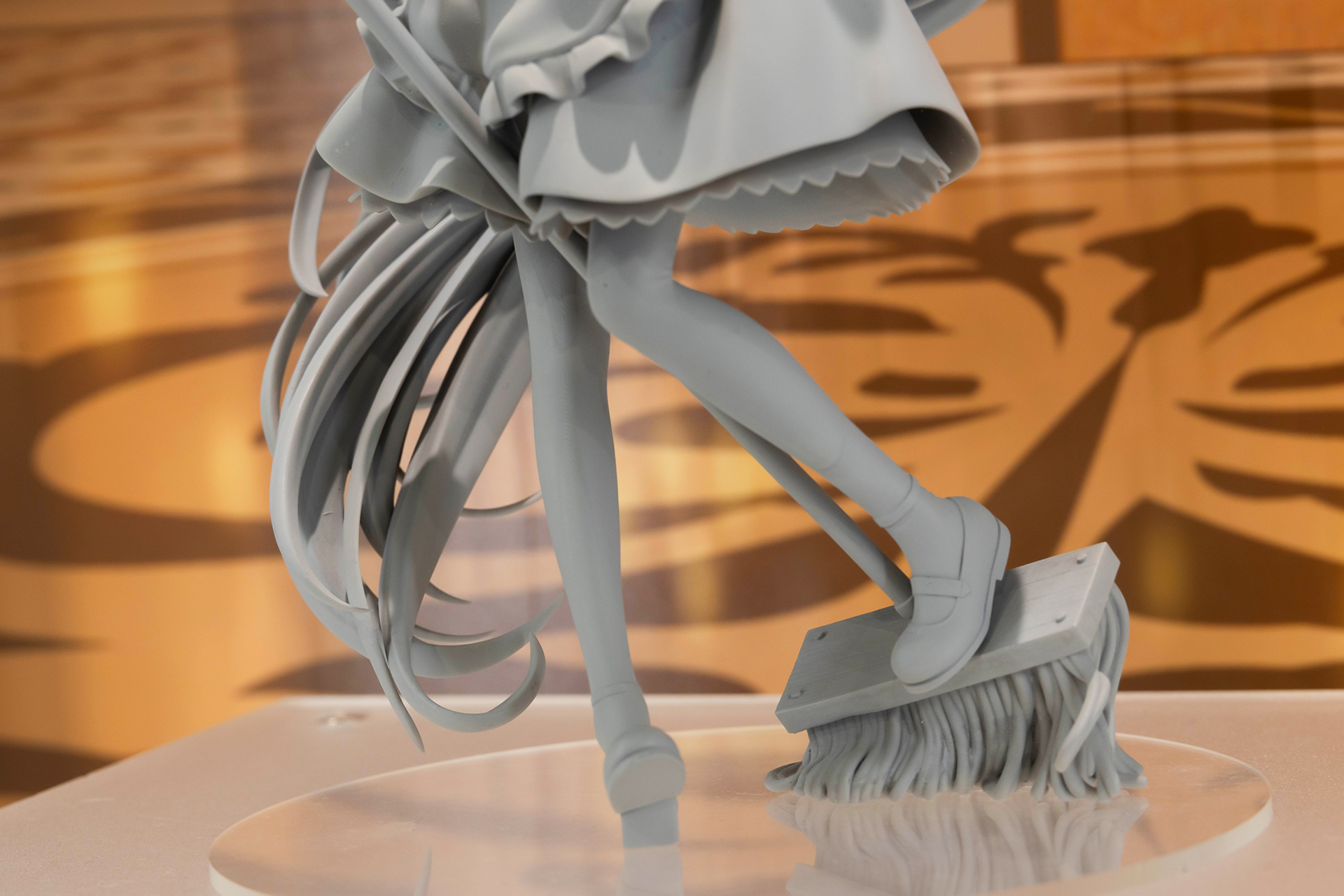 モップを脚で挟んだポーズもかわいらしい