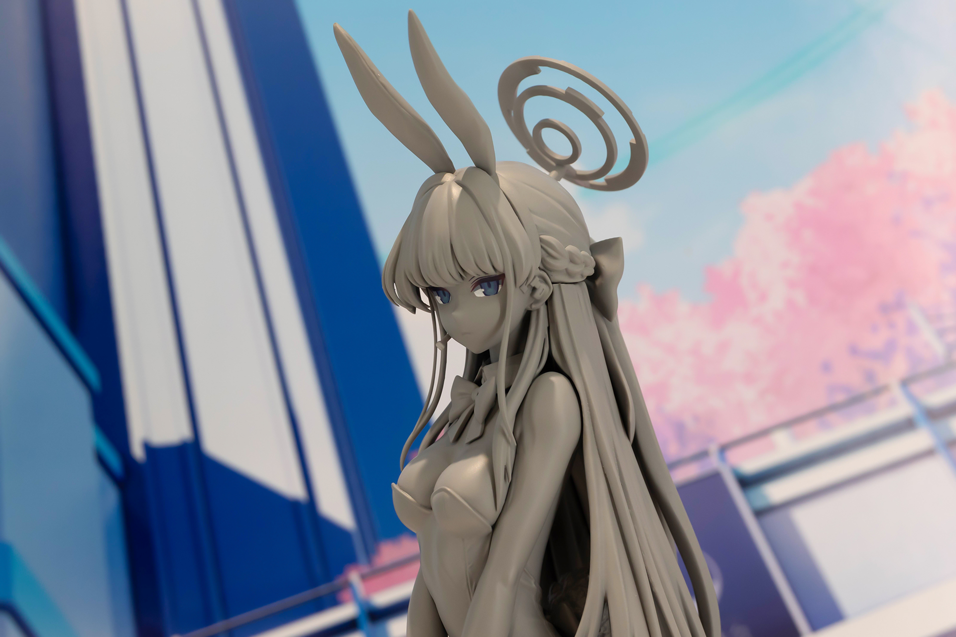 バニーガールということで、頭には大きなウサギの耳が付けられている