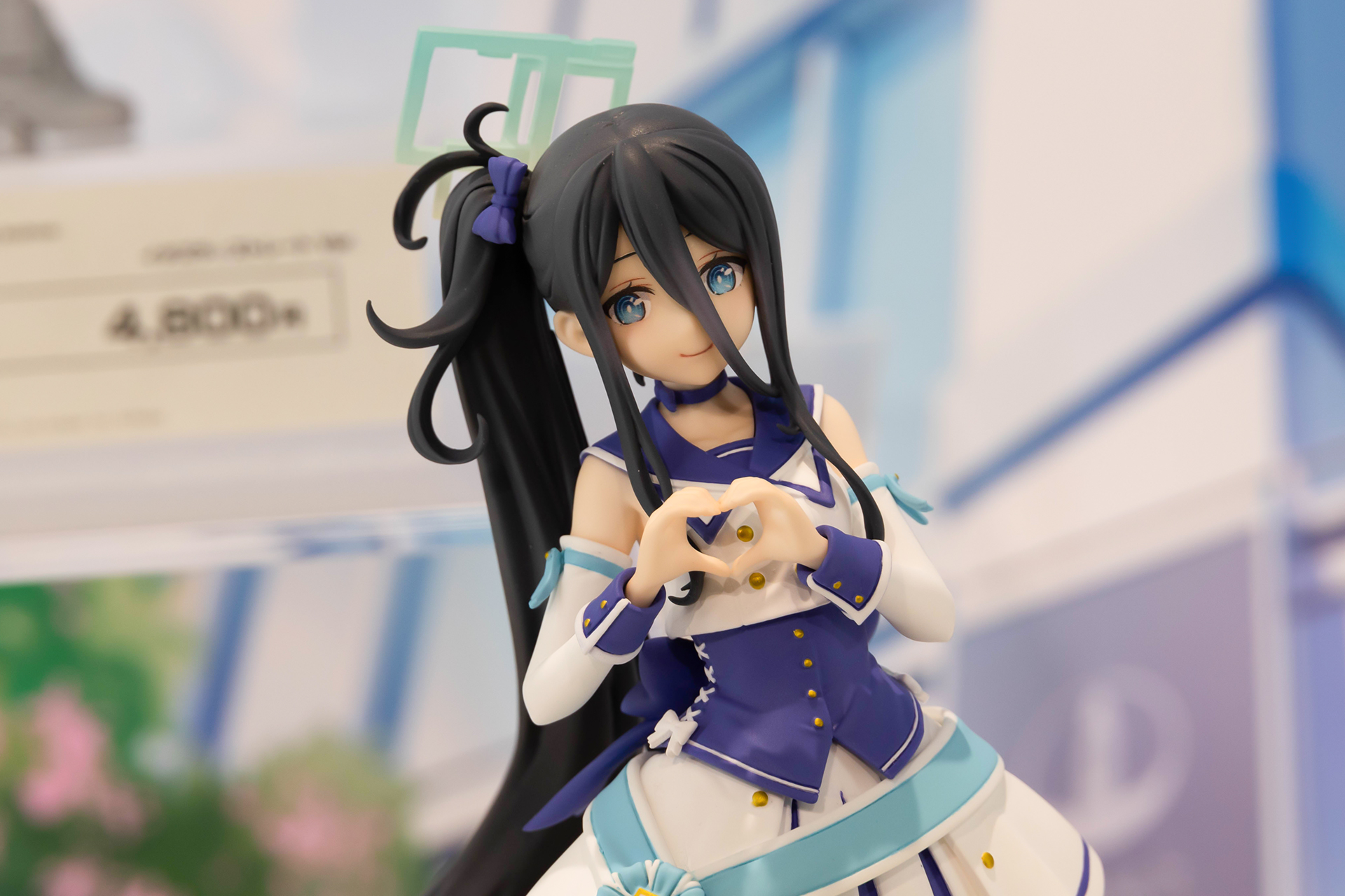 手でハートの形を作るポーズがキュート！