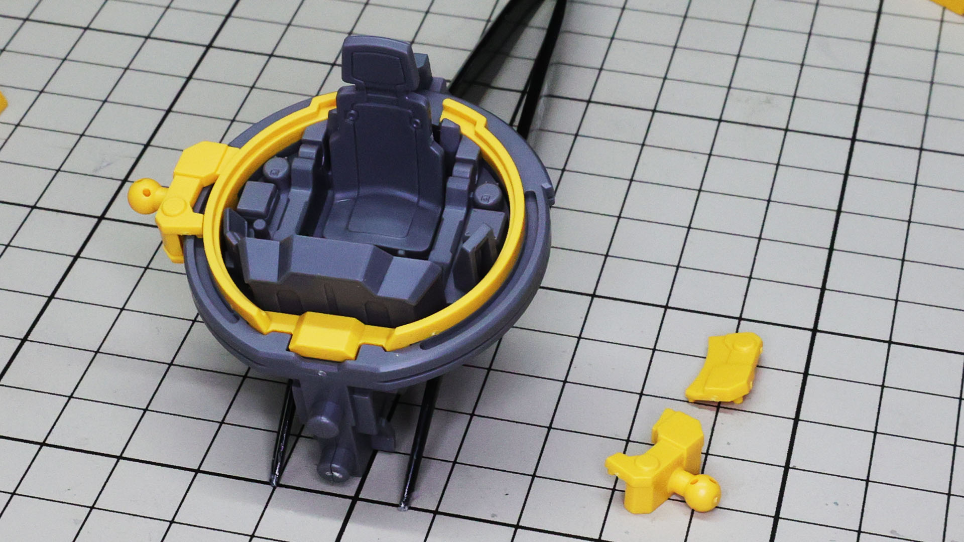 腕部基部はコクピット周辺のレール上を移動させられます