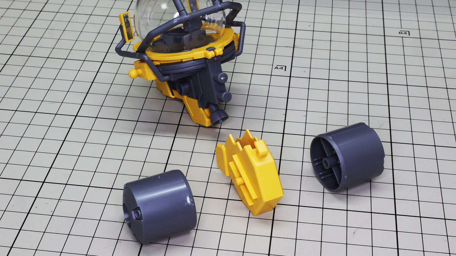 背面にある推進器を組み込みます。推進器はゲートが太く写真のように白化しやすいので慎重に、もしくは修正するとよいですね
