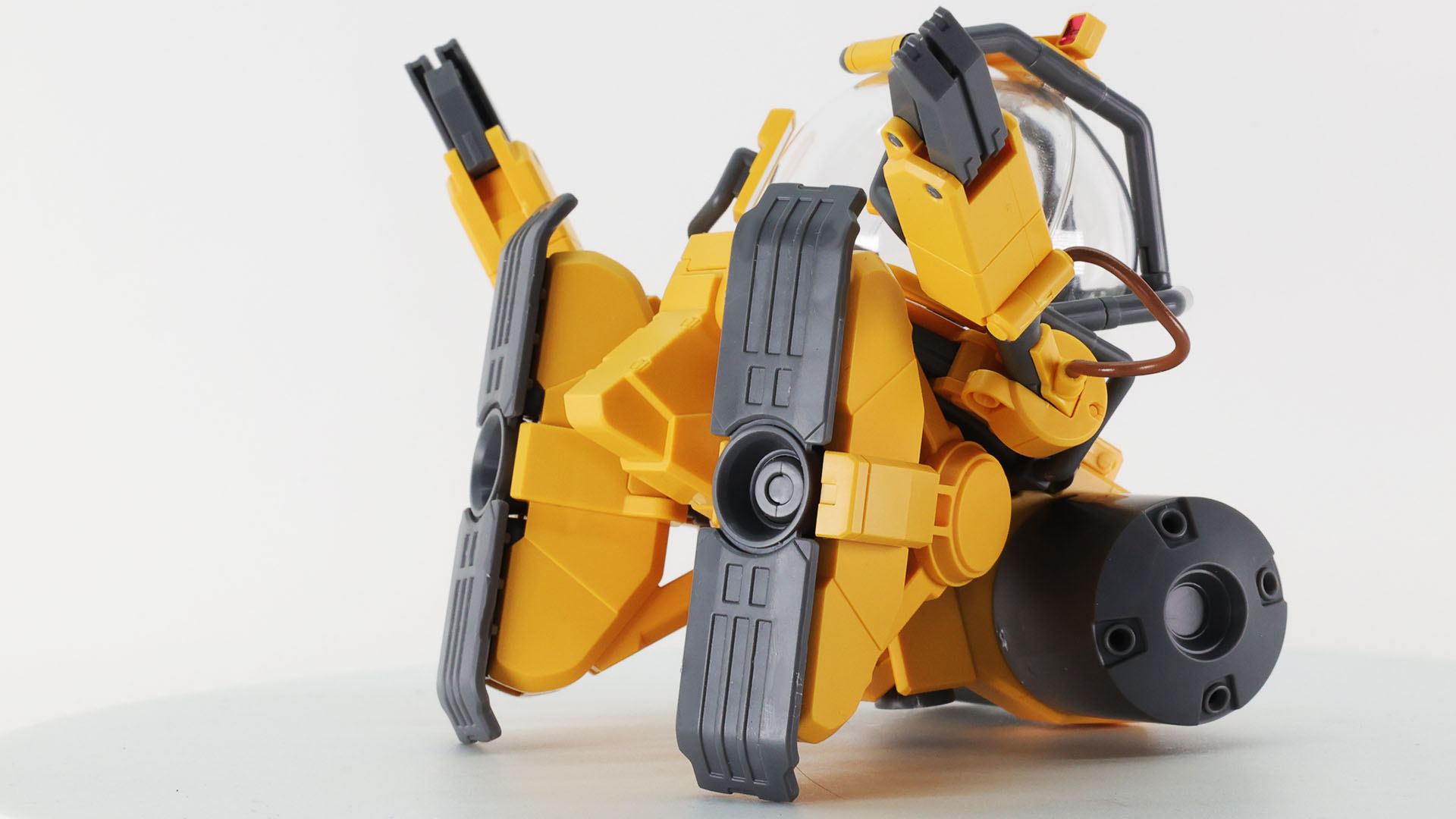 両脚を大きく振り出すことができます。「ガンダムUC」での着陸（墜落）の再現もできます！