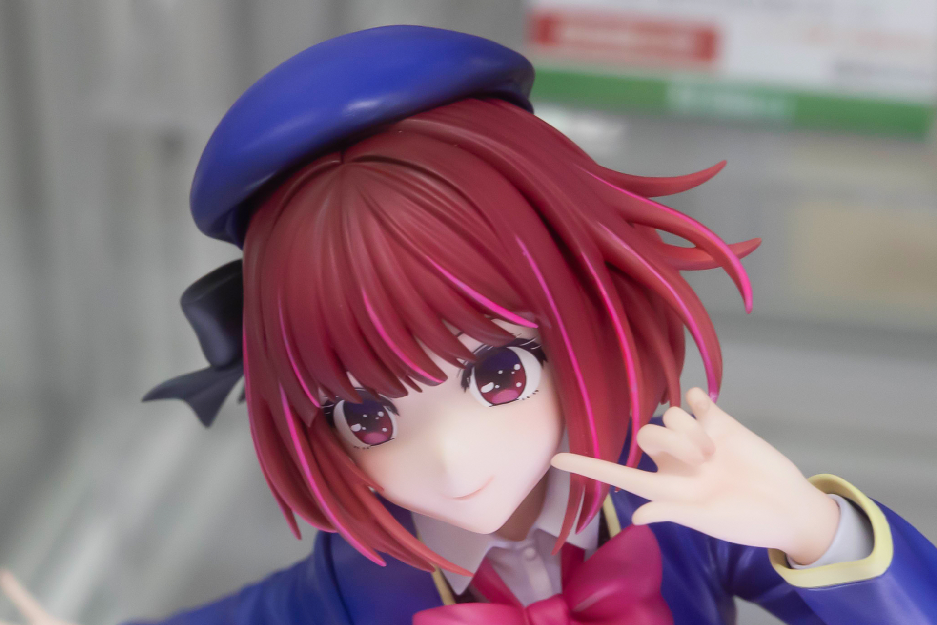 頭にはトレードマークの青い帽子を被っている