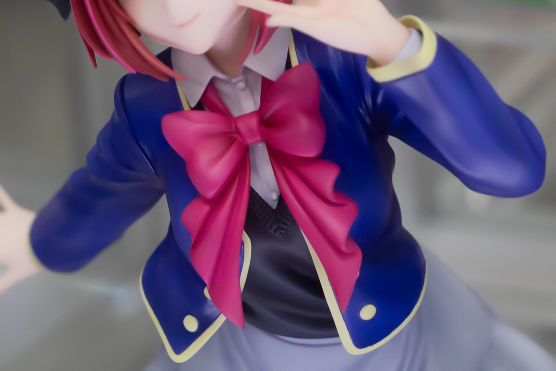 首元に付けられた赤く大きなリボンもしっかりと再現されている