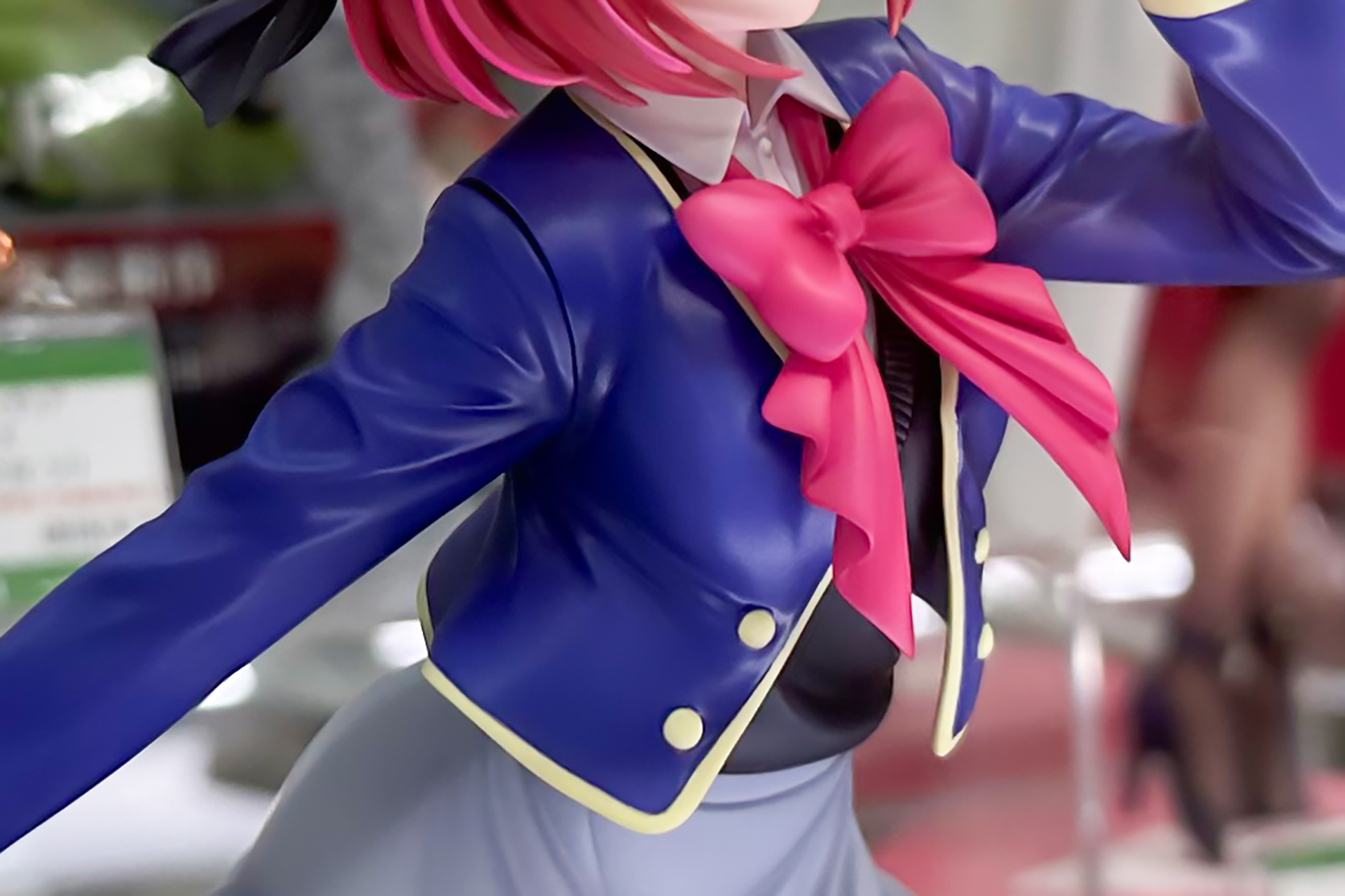 洋服のしわの寄り方など、かなり細かく造形されている