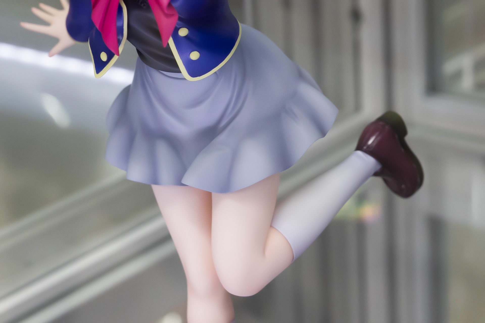 片足を大きく上げているポーズも似合っている