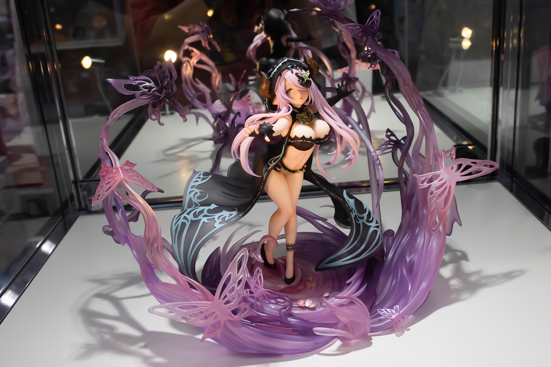 フィギュアの素材はPVCとABSで、台座を含んだ頭頂部までの全高は約208mmだ