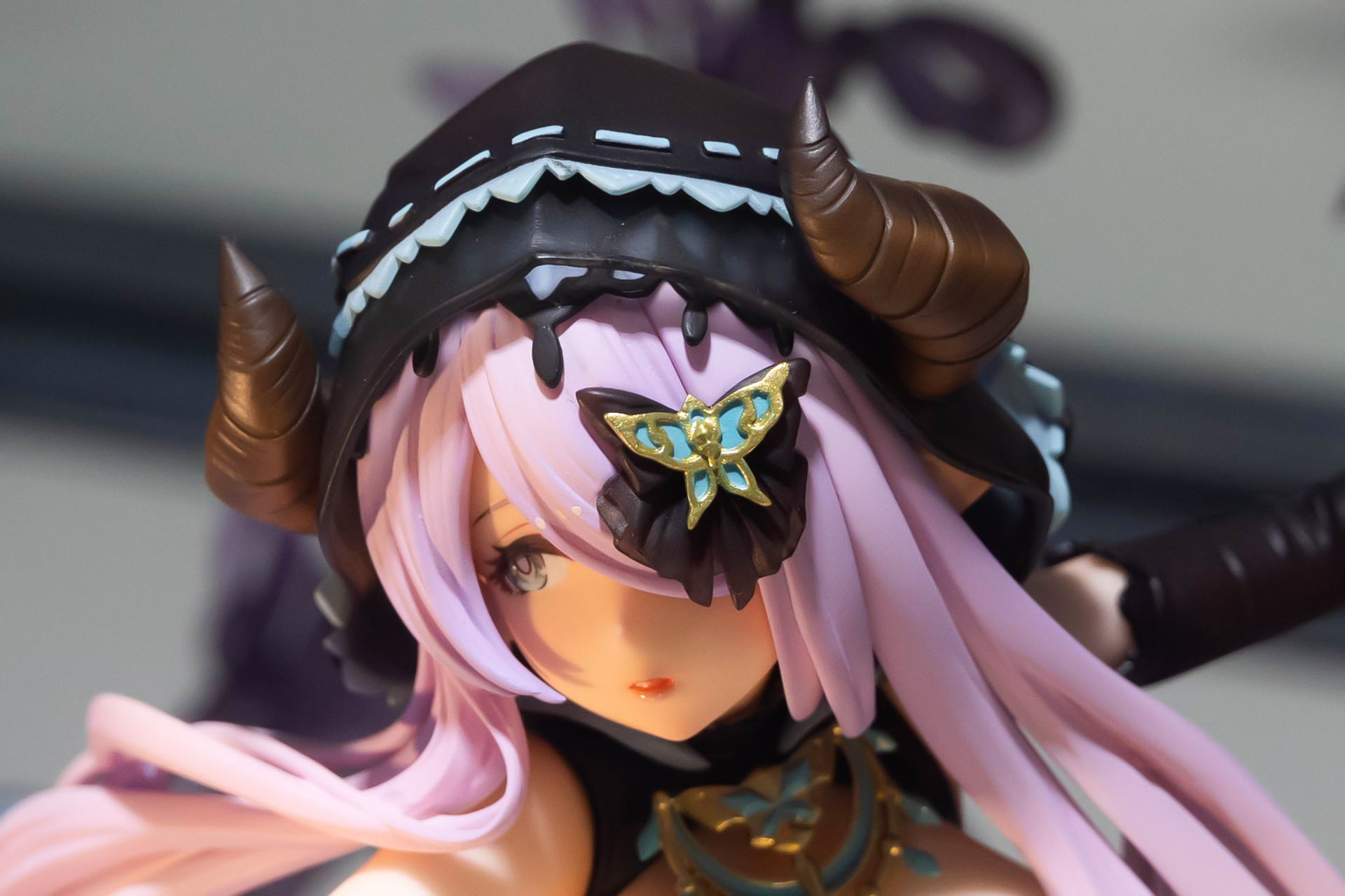 金色と青という目立つ組み合わせの髪飾りが付けられている