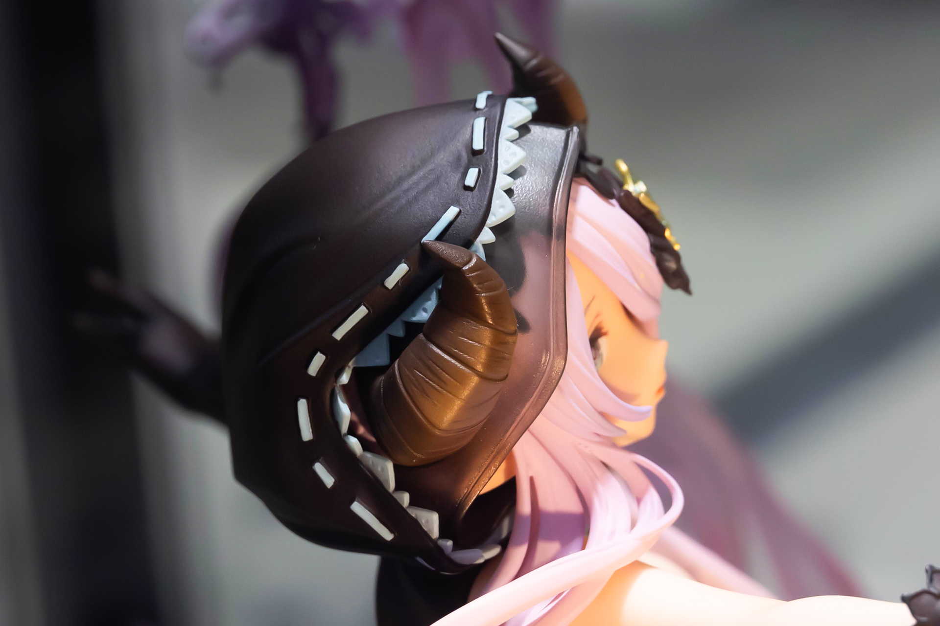 フードの一部にはクリアパーツが採用されており、やや透けて見える