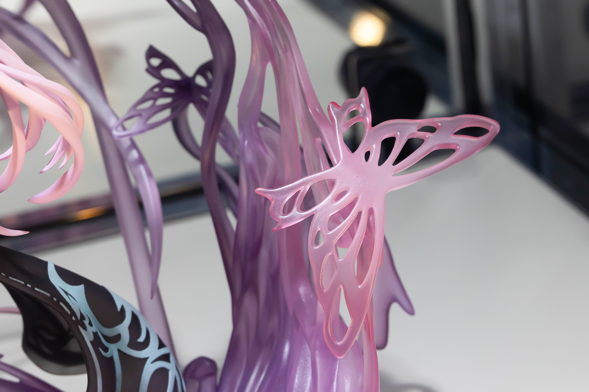 回りを囲むエフェクトも特徴のひとつだ。蝶のデザインが所々に付けられているのも面白い