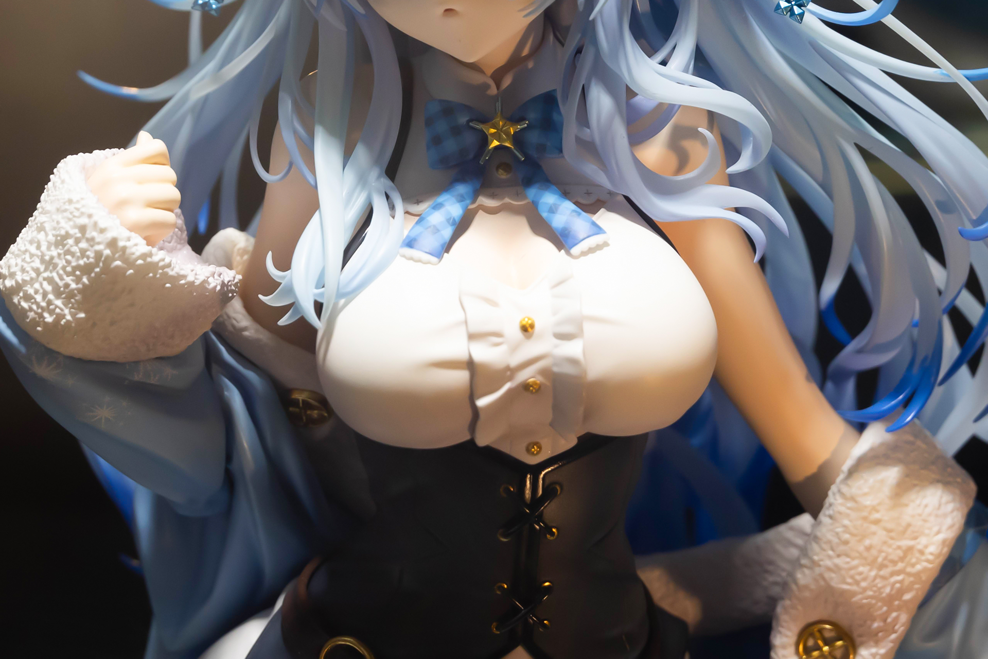 首元にはアウターと同じ色の青いチェック柄のリボンが付けられている