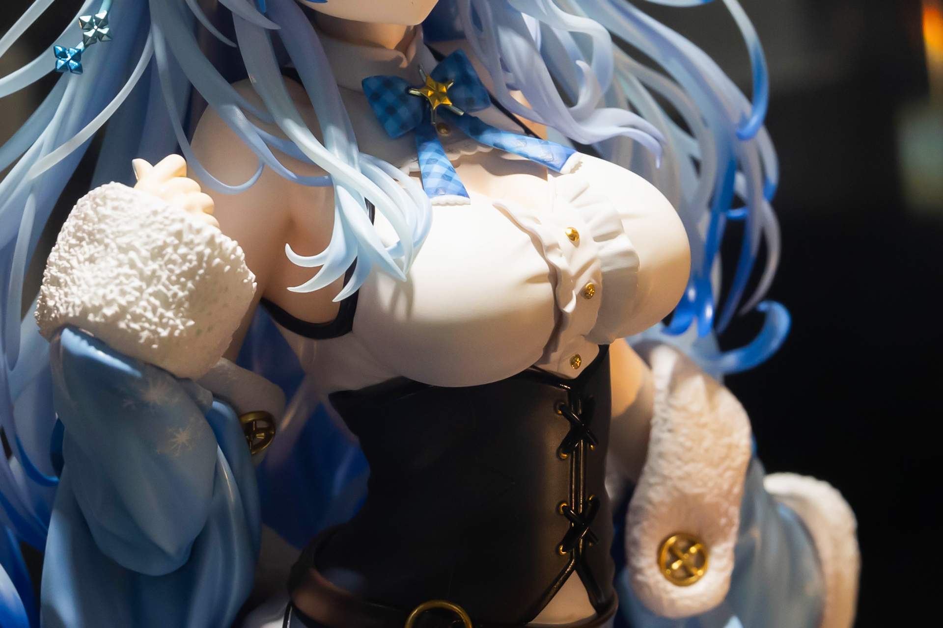 胸元や腰回りなど、衣装の素材や素材感の違いがよく出ている