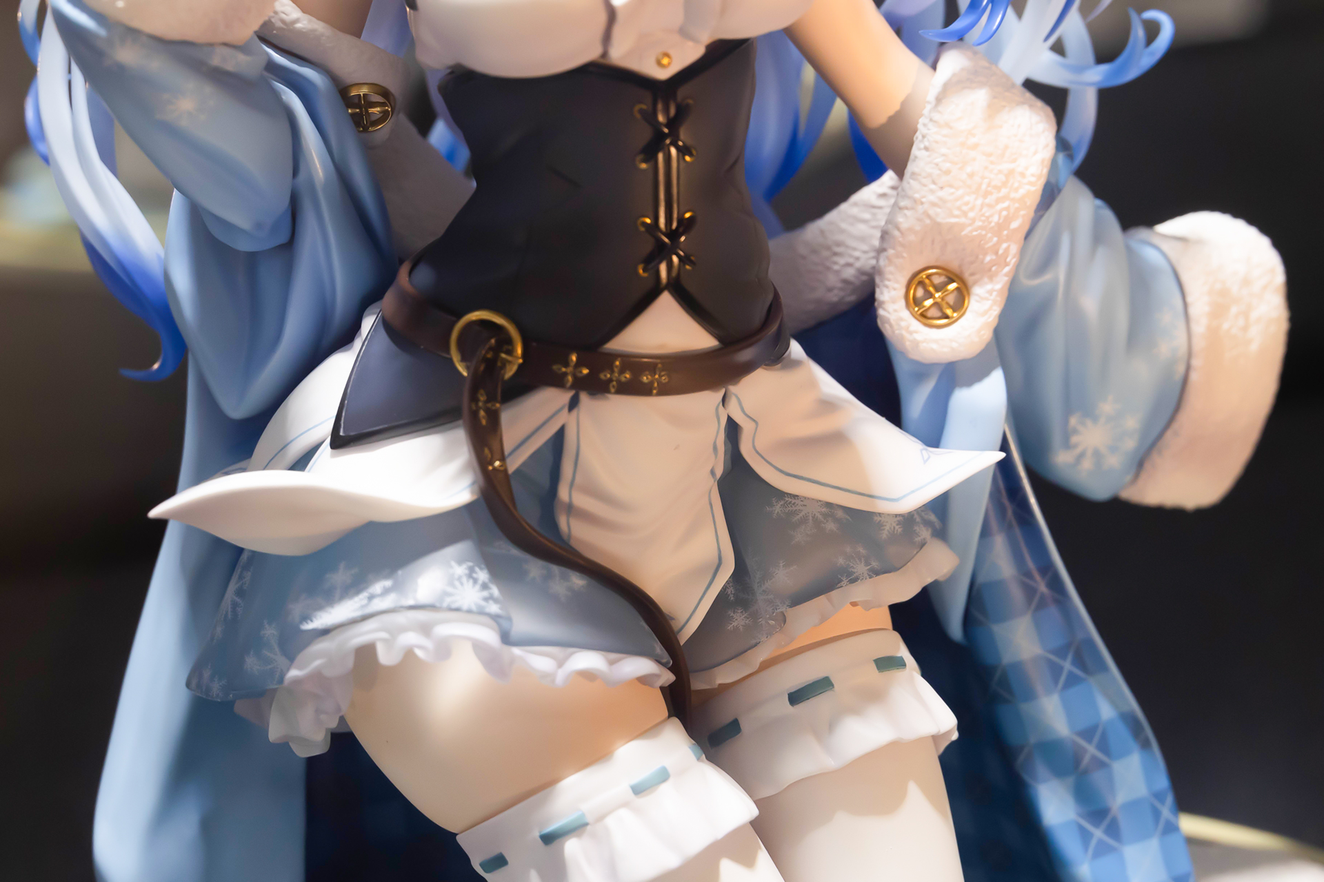 透けた感じのスカート部分には、クリアパーツが採用されている