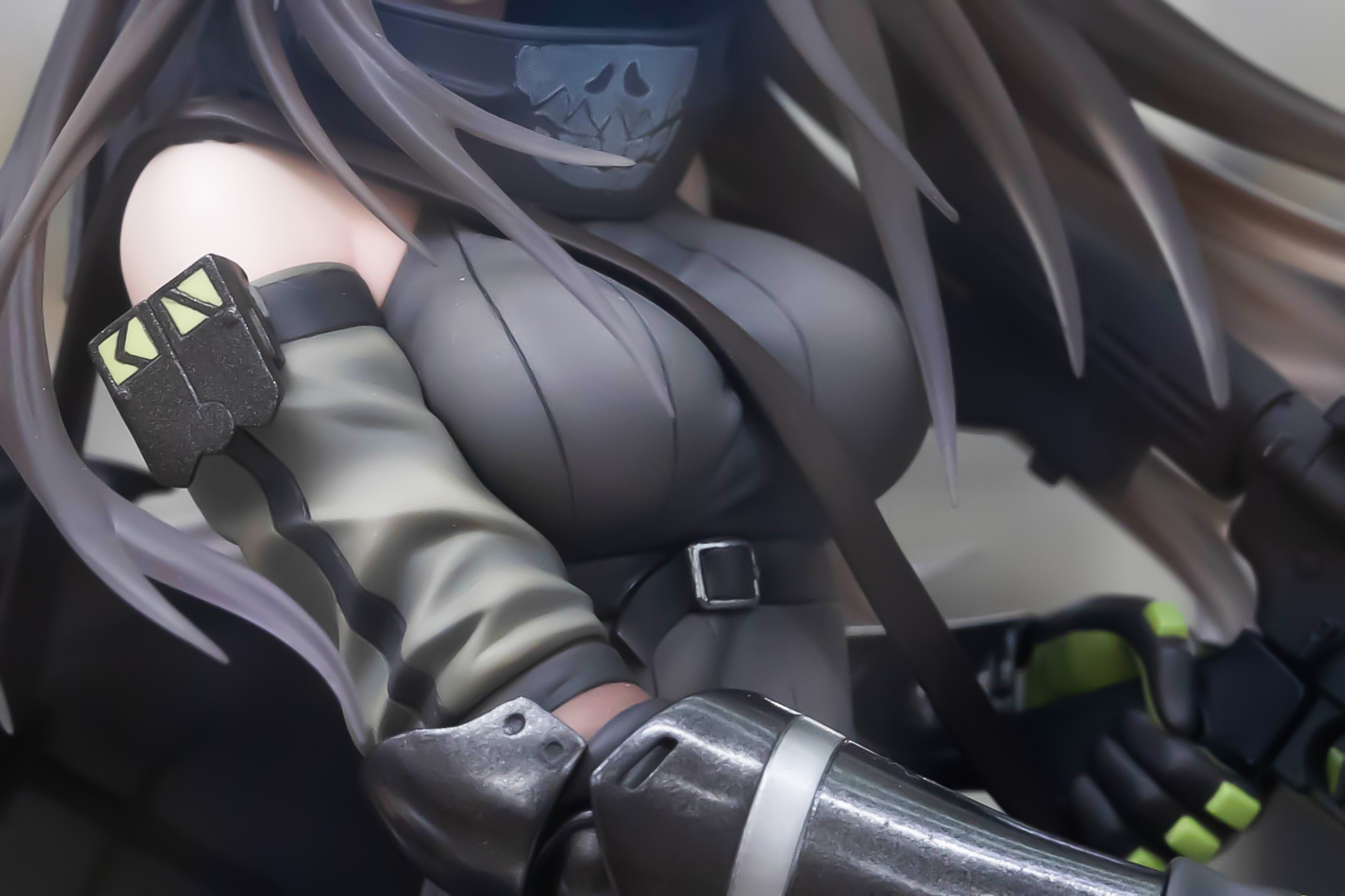 ベルトで引き締められている分、大きなバストが強調されている