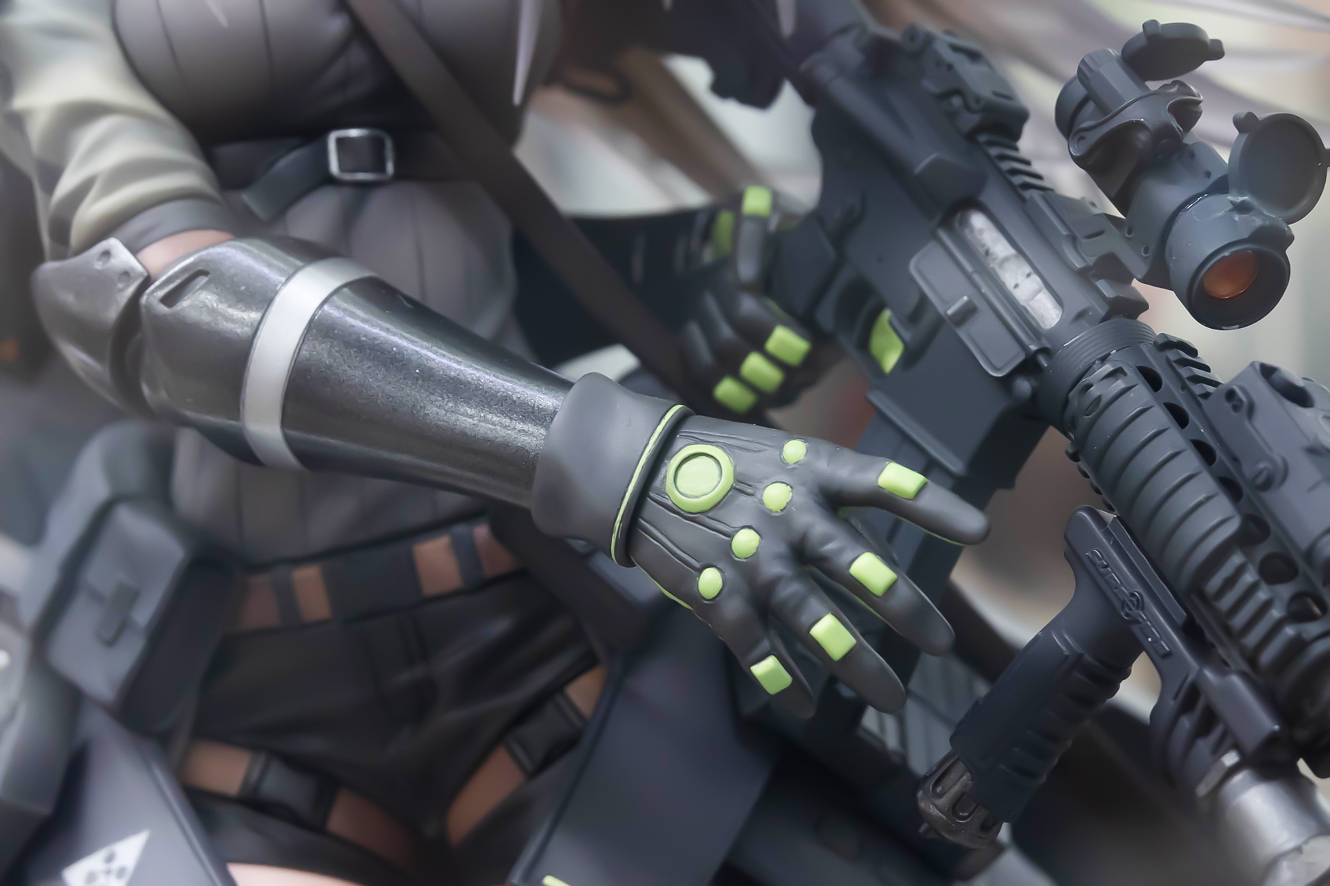 手に付けたグローブも、黒いベースカラーに黄緑のアクセントが付けられている