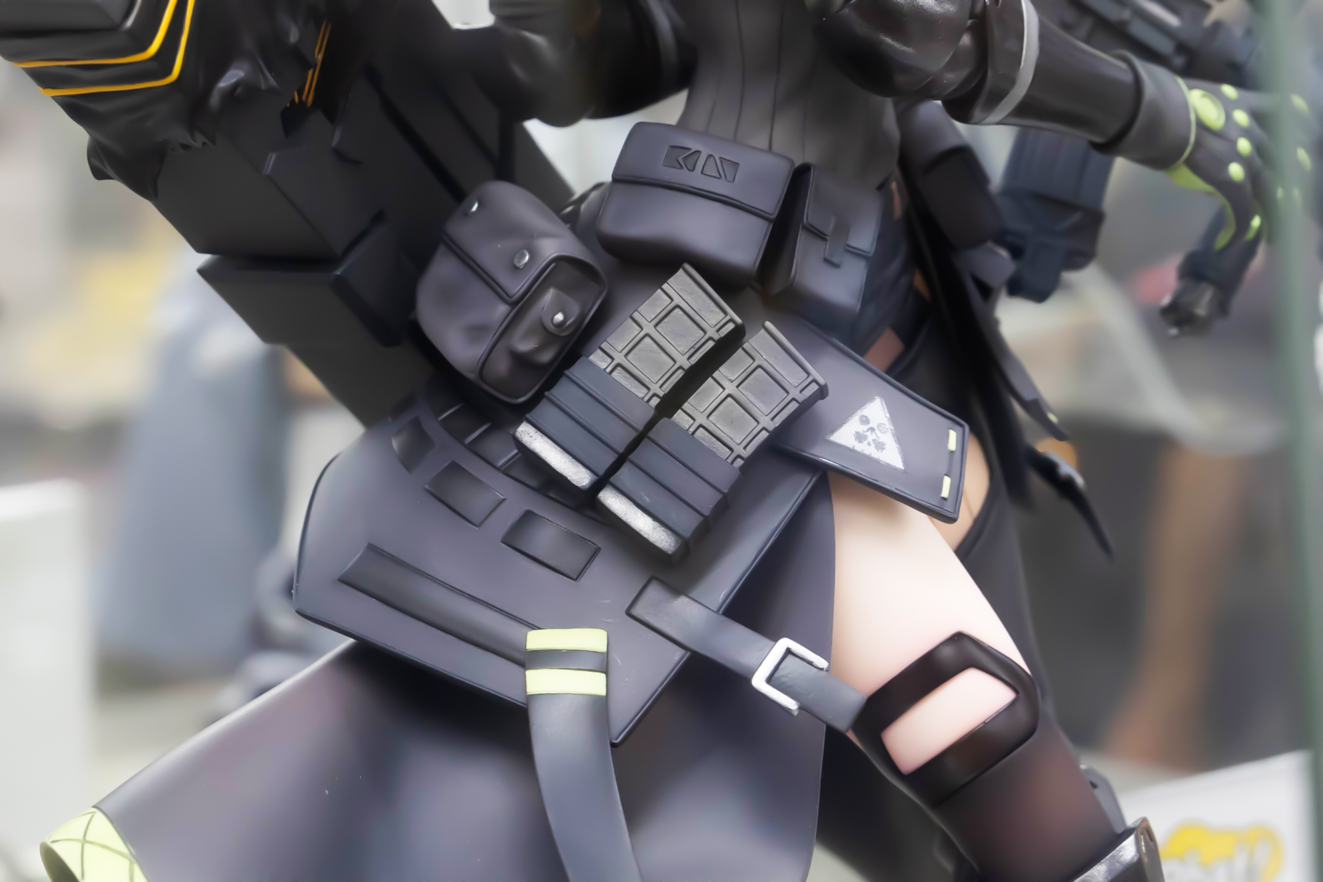 腰のあたりには銃弾ホルダーや小物類を入れておくためのポーチなどが付けられている