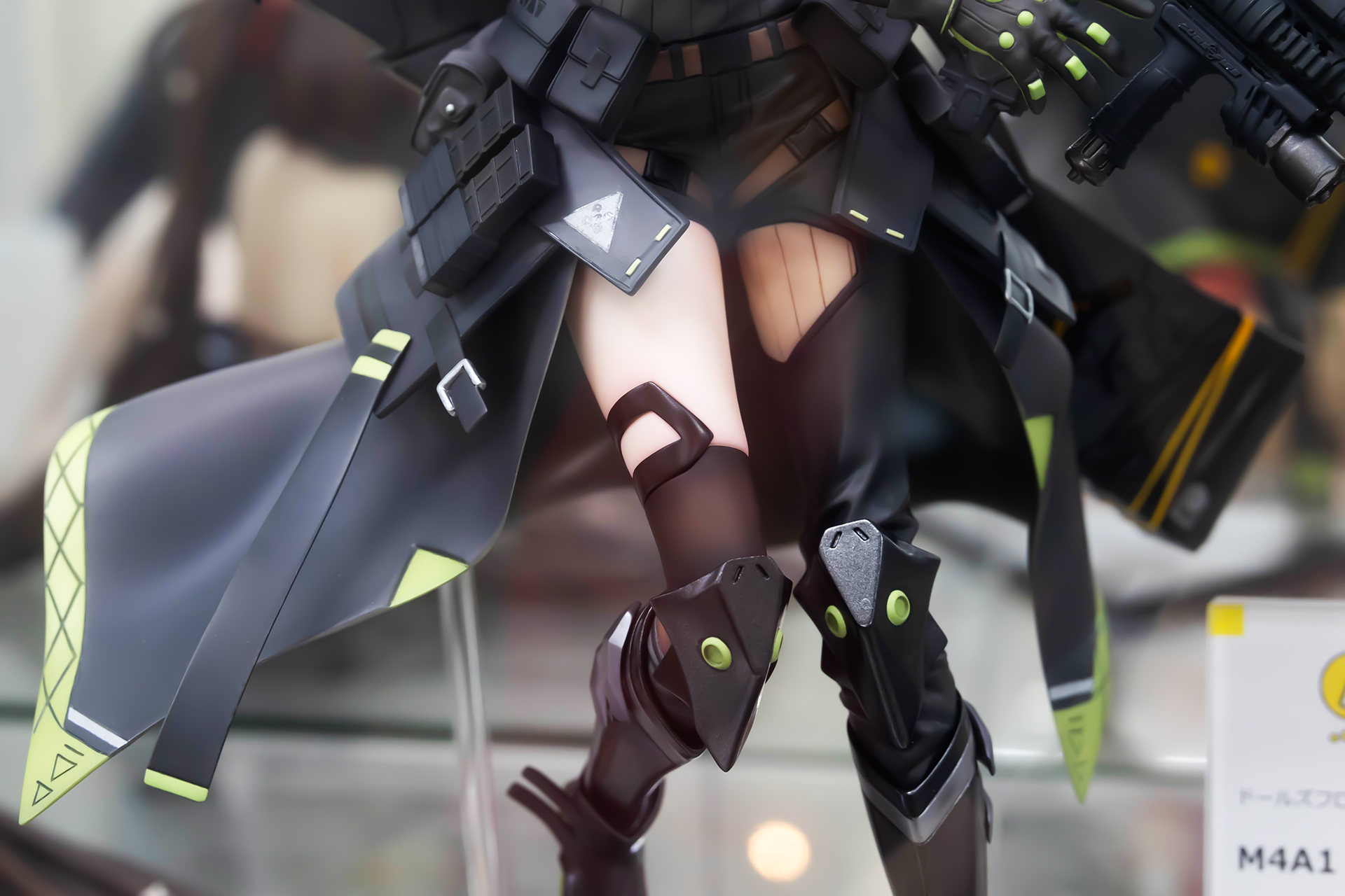 全体的に重厚な装備でありながら、太もものあたりなどチラリと肌が露出しているところがたまりません！