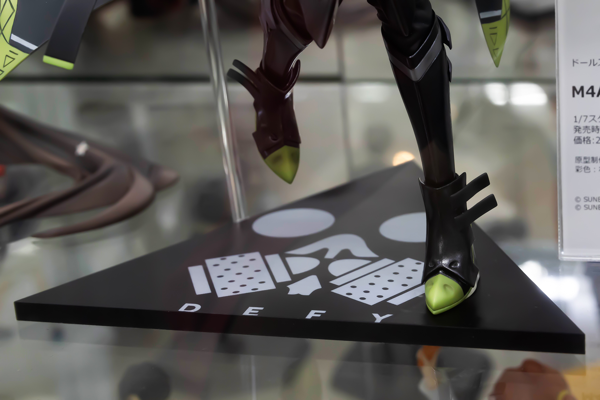 台座部分には部隊のエンブレムを模したデザインが採用されている