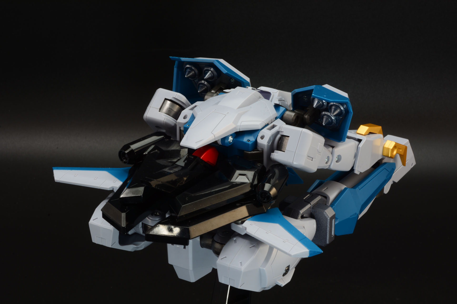 ステルス機能に優れた戦闘機。ガイを素早く目的地へ運ぶ