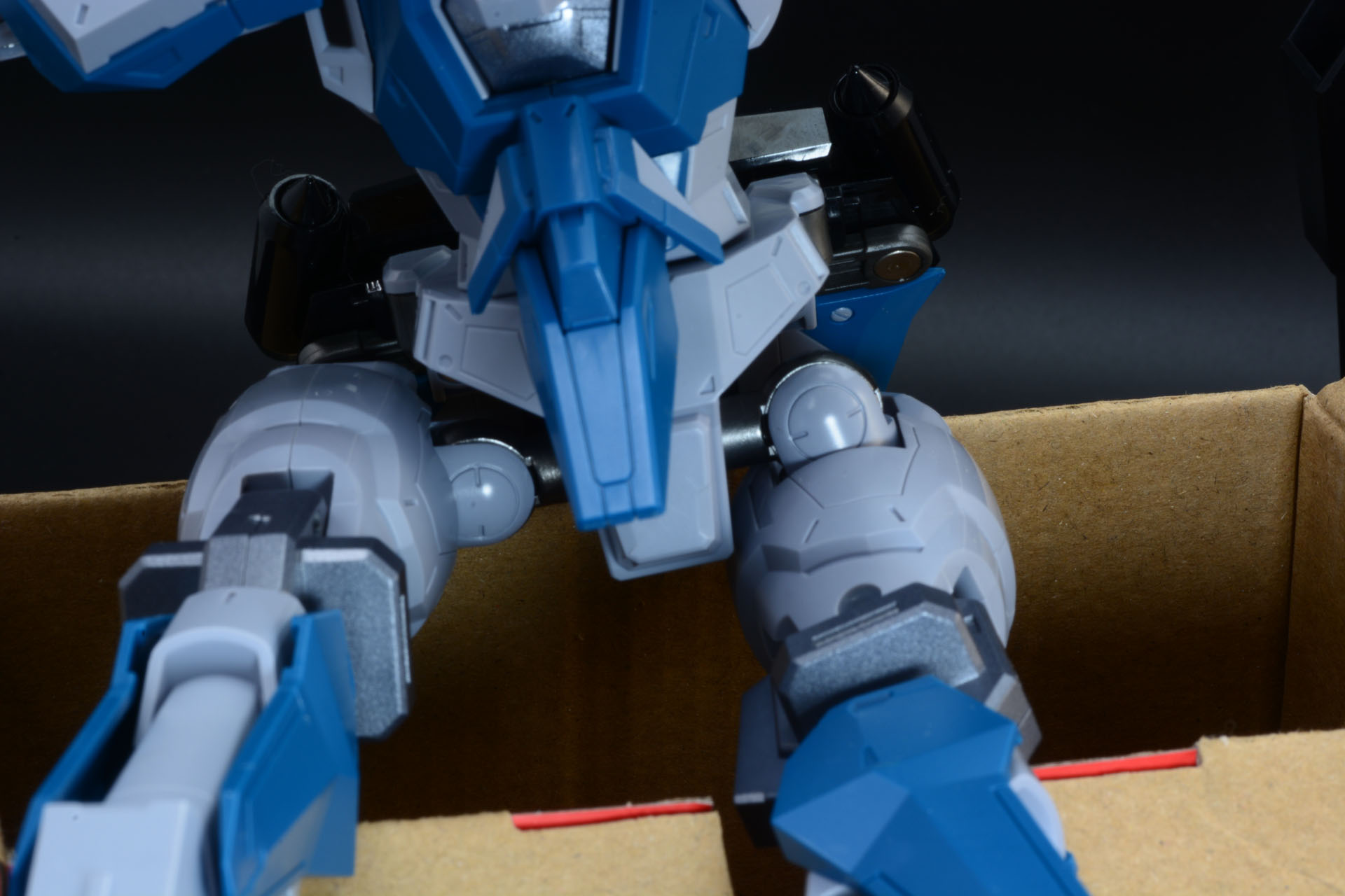 構造が複雑な足の変形。一度基部を90度下に動かしてから足全体を回転、基部に太ももをかぶせるように折畳んでいく付け根はかなりしっかりしているので、無理に動かさなければ破損はないだろう