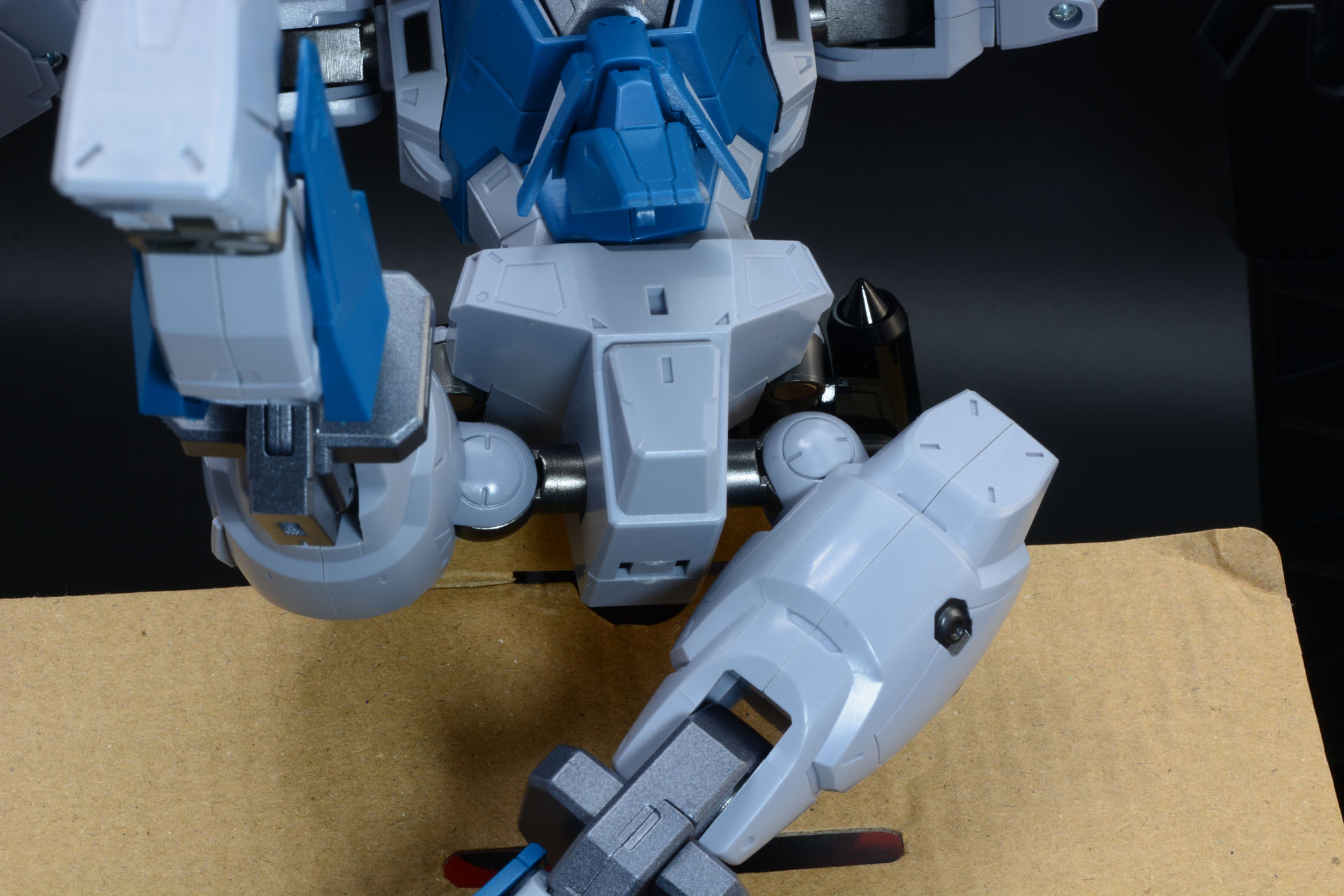 構造が複雑な足の変形。一度基部を90度下に動かしてから足全体を回転、基部に太ももをかぶせるように折畳んでいく付け根はかなりしっかりしているので、無理に動かさなければ破損はないだろう