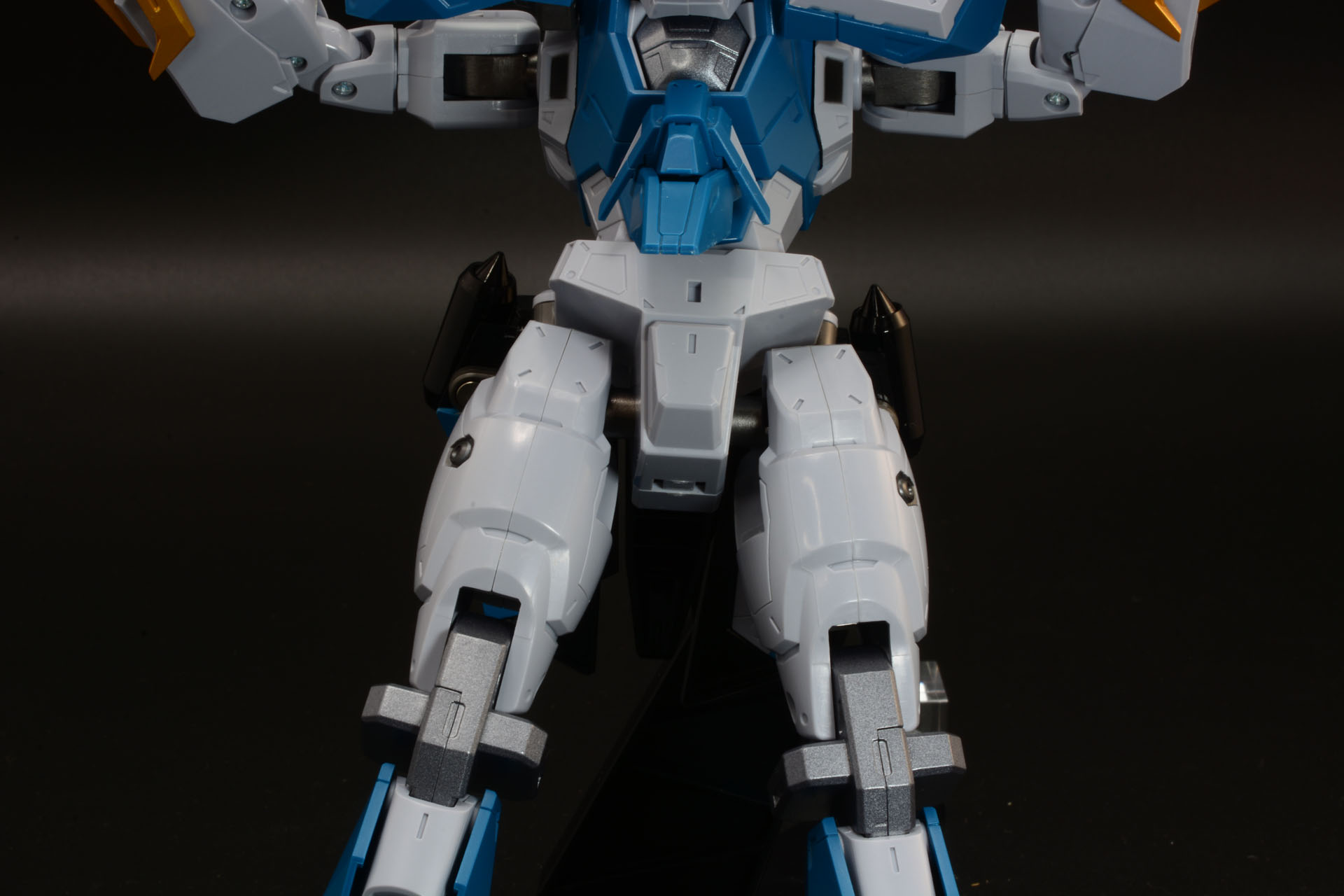 構造が複雑な足の変形。一度基部を90度下に動かしてから足全体を回転、基部に太ももをかぶせるように折畳んでいく付け根はかなりしっかりしているので、無理に動かさなければ破損はないだろう