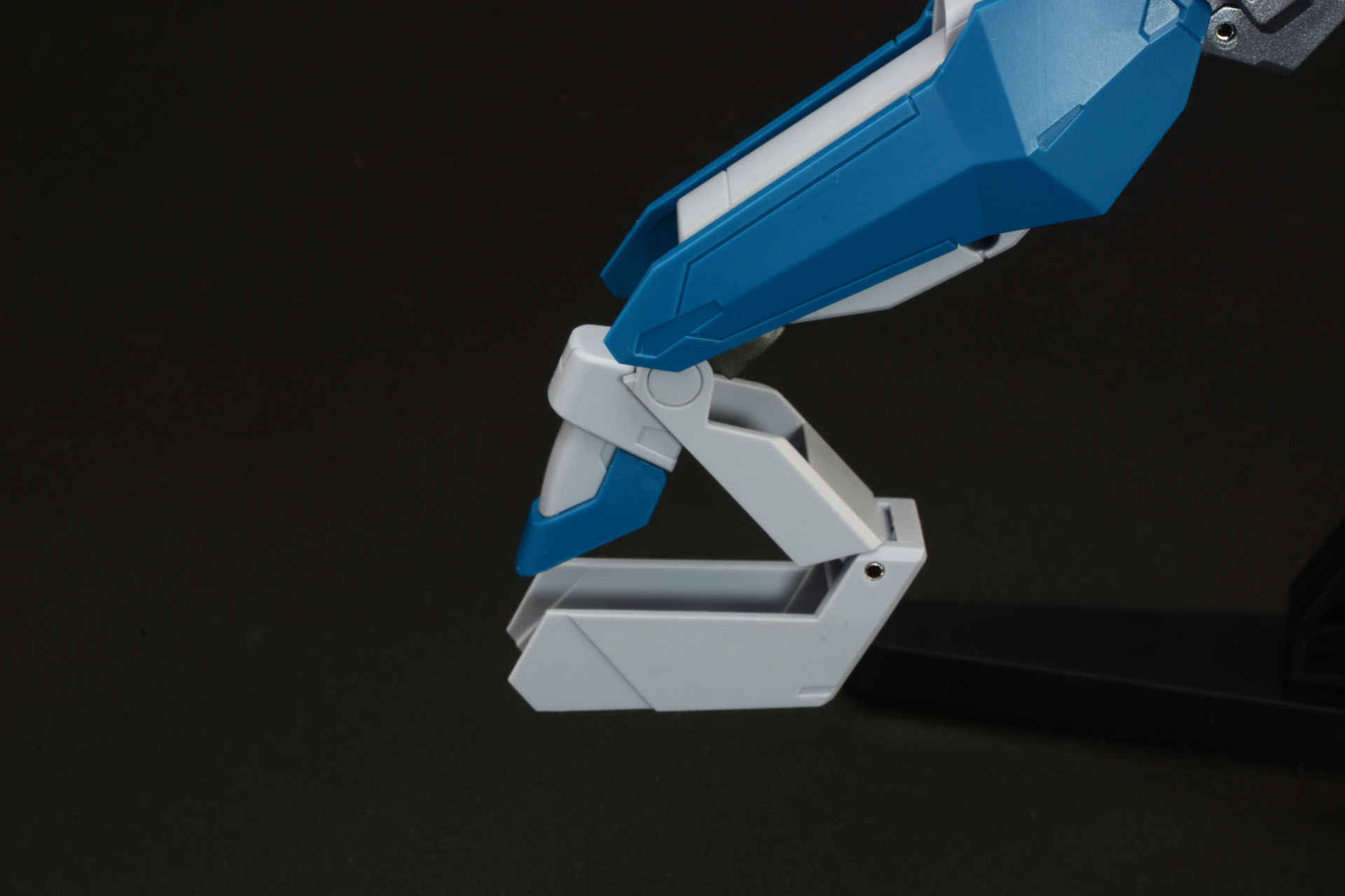 カバーを動かして足先を出す