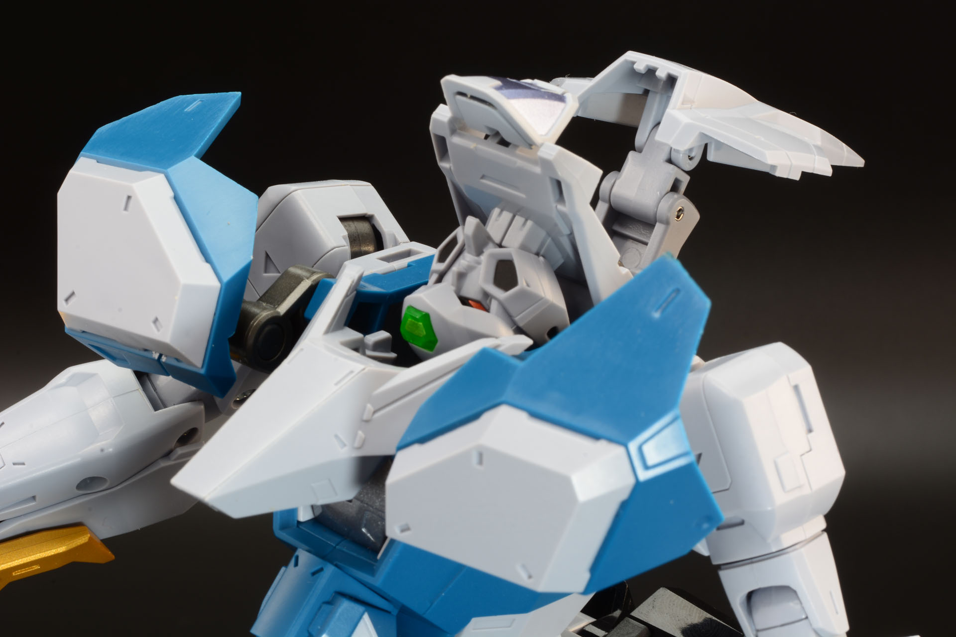 コクピット部分を引っ張ると頭部が現れる