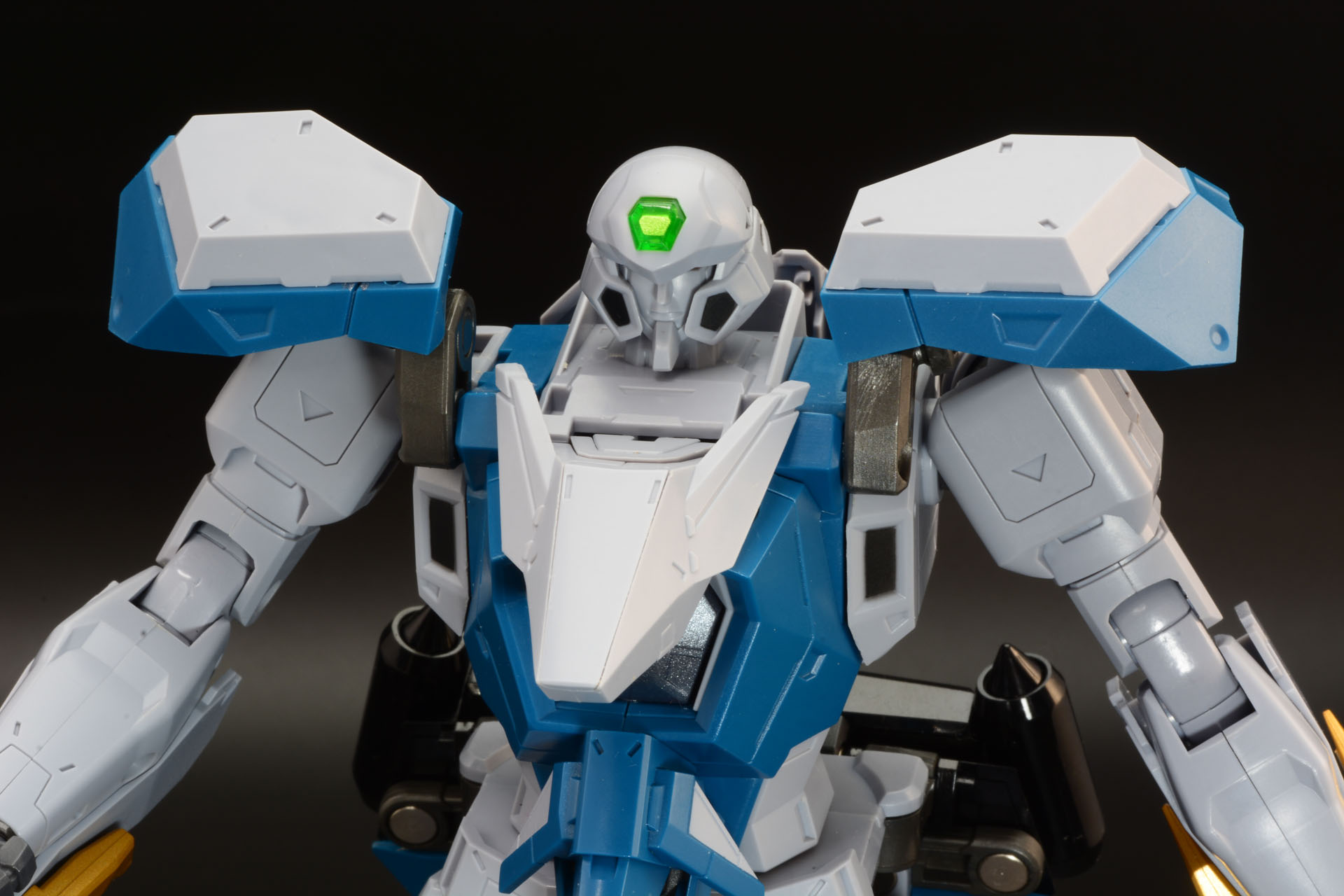 基部を180度回転させ、頭部を設置、肩のアーマーの位置を調整すれば変形完了だ