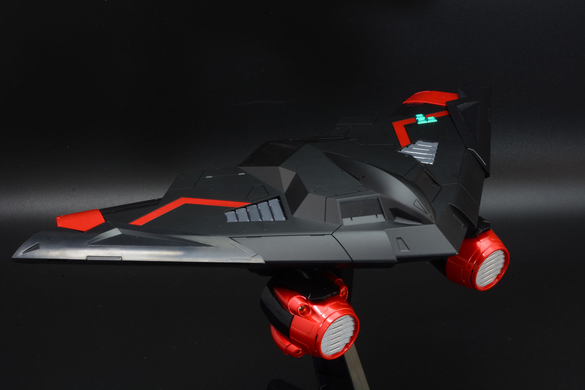 漆黒のボディに赤のポイントが入ったカラーリングがカッコイイ。ステルス爆撃機のような威圧的なフォルムだ