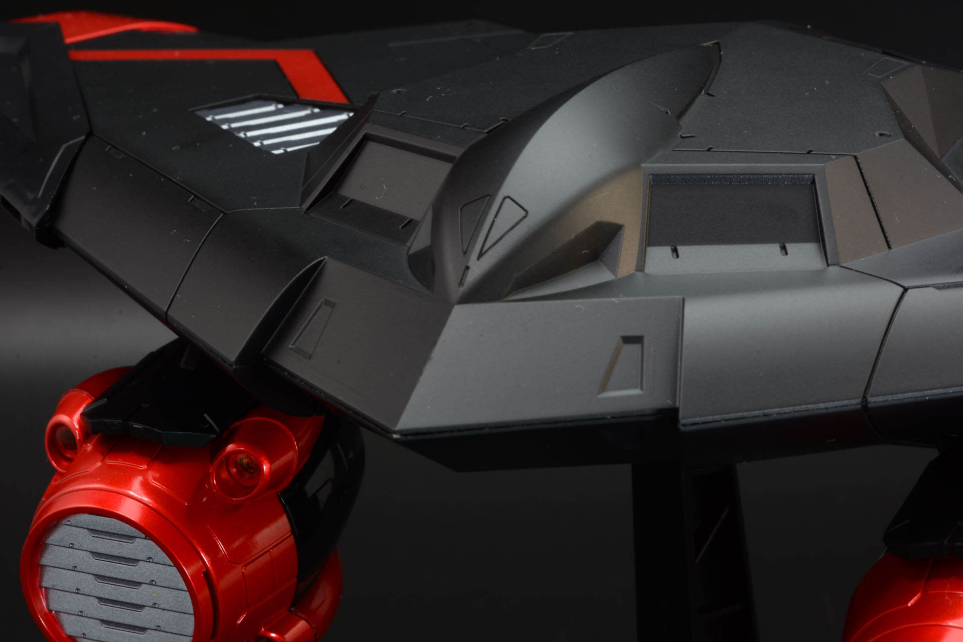 漆黒のボディに赤のポイントが入ったカラーリングがカッコイイ。ステルス爆撃機のような威圧的なフォルムだ