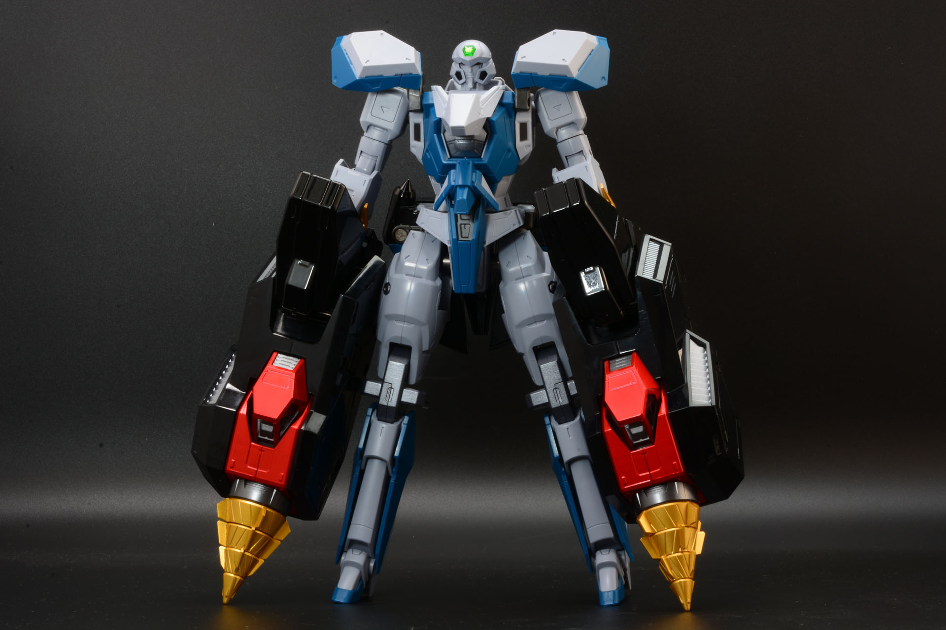 ドリルガオーIIのかかとにジョイントがあり、ガオファーの腕に装着できる。重さがあるためポーズ付けは難しい