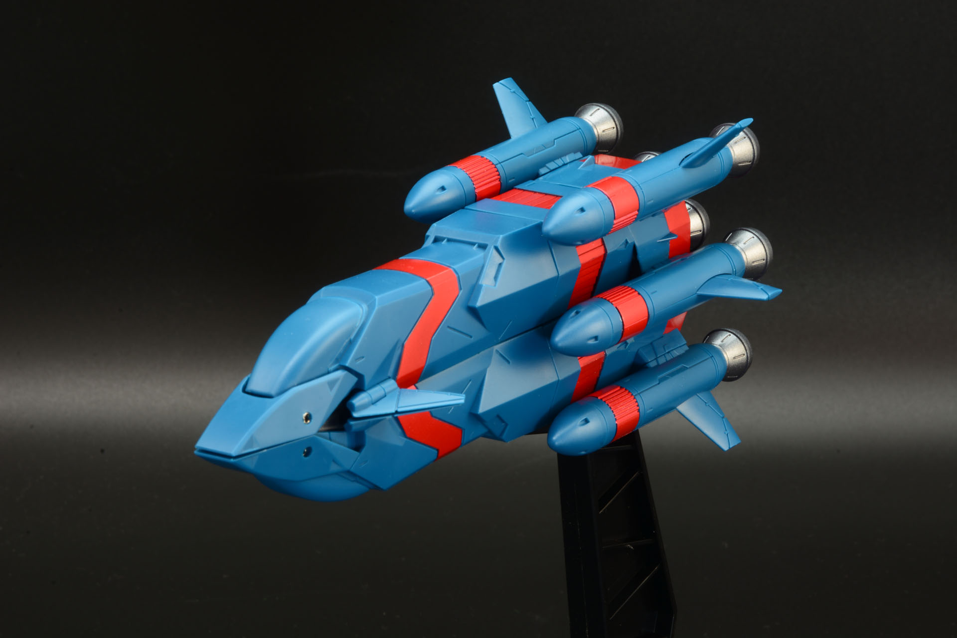 足先が金属パーツで、かなり重量感がある