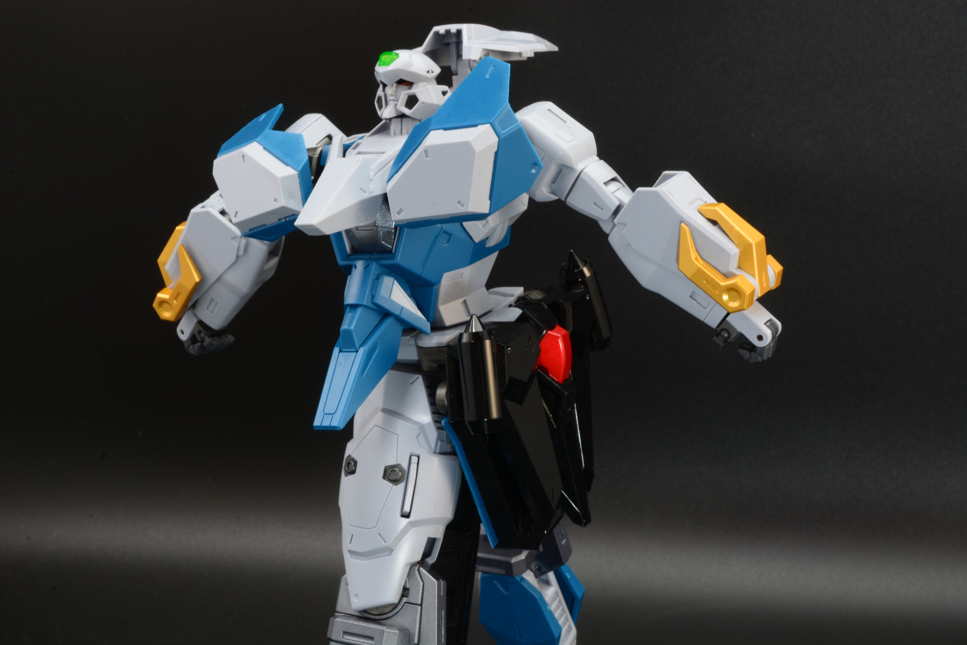 ガオファーの腰を180度回転。サイドアーマーを引き出す