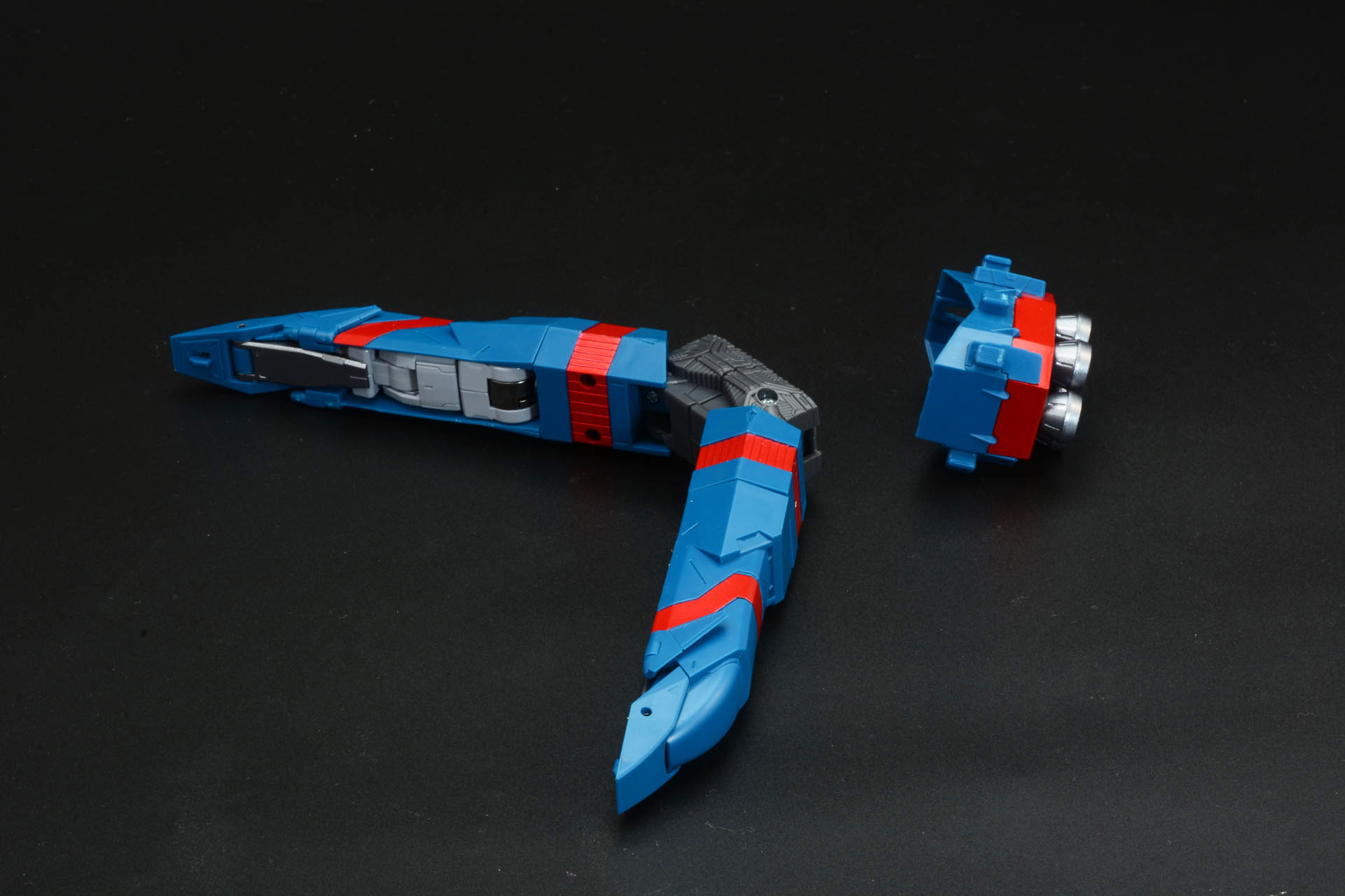 尾部のロケットパーツを外すと、折畳んでいたライナーガオーIIをまっすぐにできる